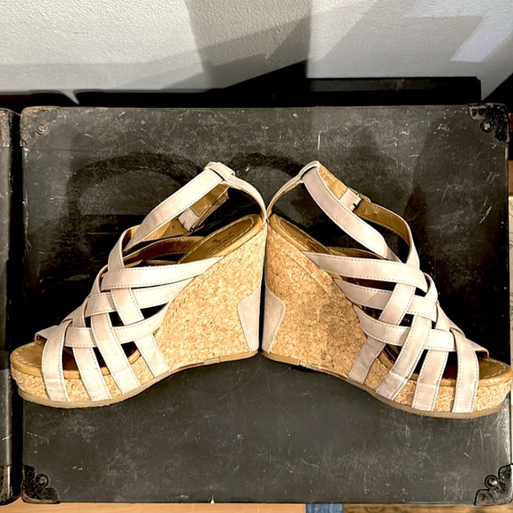 J shoe’s 'Celie' leather Ankle-Strap Platform Sandals in Neutral. size 38 /7 - Picture 2 of 7